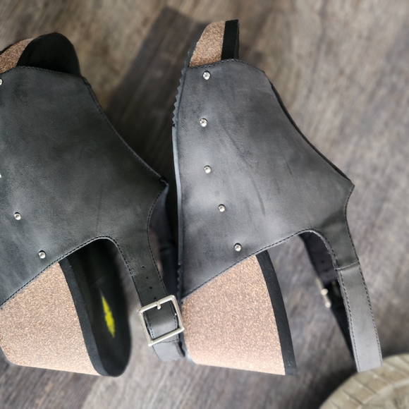 Like New Volatile Division Wedge size 10 - Picture 2 of 4